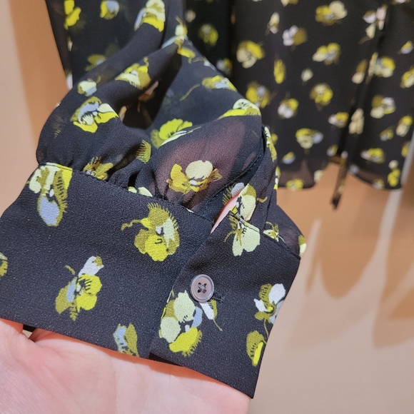 Banana Republic Anti-wrinkle wrap blouse in size XL - Picture 4 of 8